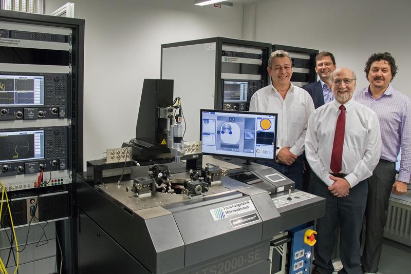 Keysight-Vertreter besuchten im März das FBH und nahmen das Messsystem in Betrieb. Erste Reihe, v.l.n.r: Bernhard Schweiger, Joel Dunsmore (beide Keysight Technologies). Hintere Reihe, v.l.n.r: Prof. Wolfgang Heinrich, Dr. Olof Bengtsson (beide FBH).