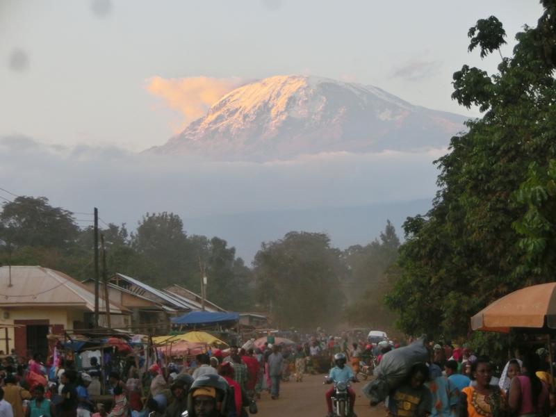Blick auf den Kibo, den Hauptgipfel des Kilimanjaro, von der benachbarten Stadt Moshi aus.