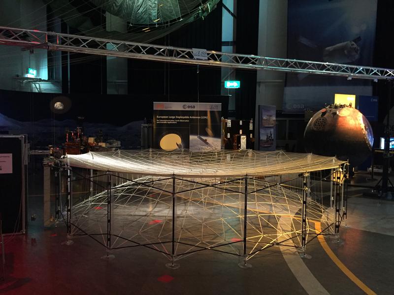 Reflektorantenne als 5 m Ingenieursmodell (Foto: ESA, HPS GmbH, LSS GmbH)