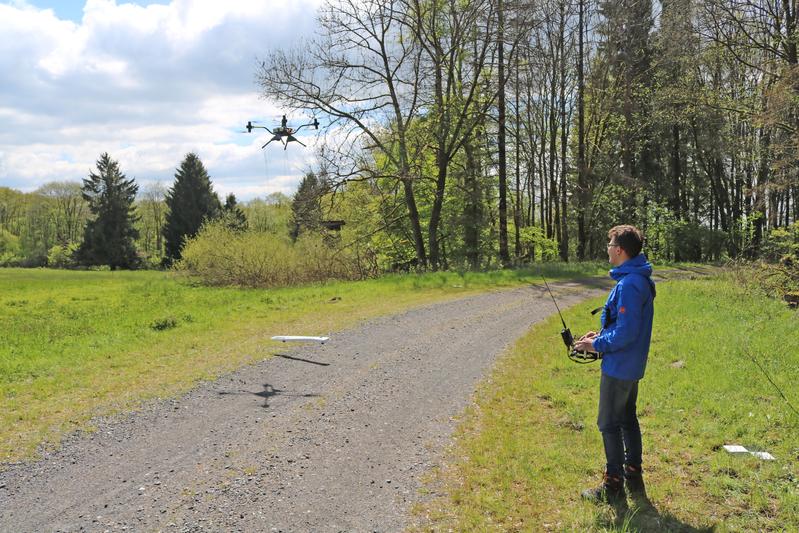 Erste Tests wurden auf der DBU-Naturerbefläche Stegskopf gemacht: ASDRO-Gründer Julian Wessel spürt mit der Drohne militärische Altlasten im Gelände auf und vermisst das Gebiet. 