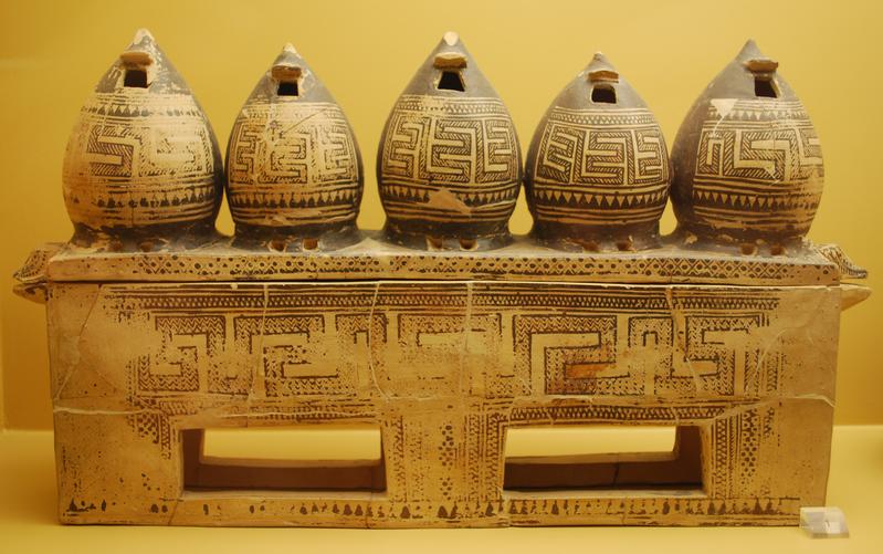 Attische Keramikkiste mit Miniaturimitationen von Getreidespeichern des Frühgeometrisch II aus Athen. Ihre Datierung wird aufgrund der neuen C-14-Daten beeinflusst.