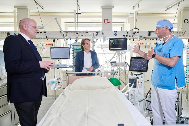 Erläutert die Beatmungstechnik auf der UMG-Intensivstation (v.r.): Prof. Konrad Meissner (Klinik für Anästhesiologie, UMG)  mit Dr. Joachim Kreuzburg (Vorstandsvorsitzender Sartorius) und Prof. Wolfgang Brück (Sprecher des UMG-Vorstandes). 