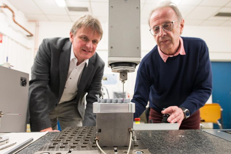 Die Feinbearbeitung ist Spezialität des Saarbrücker Fertigungstechnikers Professor Dirk Bähre (l.), hier mit dem technischen Mitarbeiter Stefan Wilhelm aus seiner Forschungsgruppe.