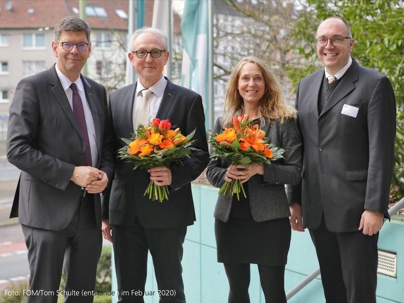 Die wissenschaftlich Leitenden des KCQF Prof. Dr. Gernot Schiefer und Prof. Dr. Ulrike Schwegler (beide mit Blumen) im Februar 2020 mit FOM Rektor Prof. Dr. Burghard Hermeier (li.) und dem Prorektor für Forschung Prof. Dr. Thomas Heupel