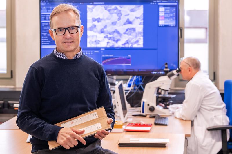 Prof. Dr. Henning Wackerhage im Labor des Lehrstuhls für Sportbiologie.