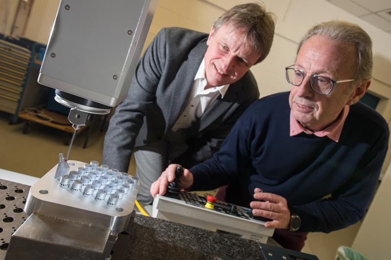 Professor Dirk Bähre (l., here with Stefan Wilhelm from his research group) and his team of researchers at Saarland University are specialists in the field of precision machining and finishing.