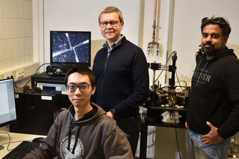 Zian Tang (l.), Prof. Andrey Turchanin und Antony George (r.) vom Institut für Physikalische Chemie der Universität Jena in einem Labor, in dem röntgenphotometrische Spektren der intelligenten Nano-Materialien aufgenommen werden.