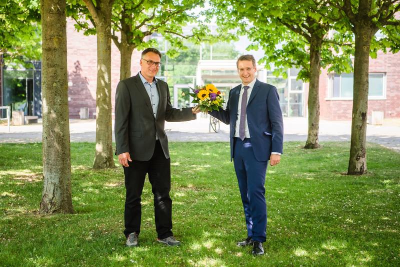 Der Senatsvorsitzende Prof. Dr. Claus Neumann (links) gratuliert Prof. Dr. Tobias Hochscherf zu seiner Wahl 