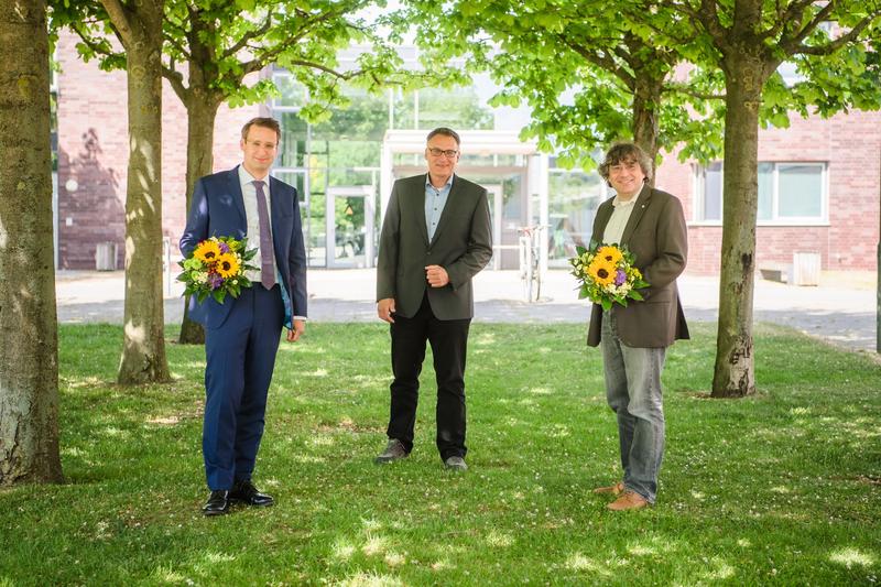 Der neu gewählte Vizepräsident Prof. Hochscherf mit dem Vorsitzenden des Senats Prof. Neumann und dem am 14. Mai 2020 im Amt bestätigten Vizepräsidenten Prof. Klaus Lebert   