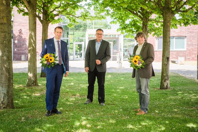 Der neu gewählte Vizepräsident Prof. Hochscherf mit dem Vorsitzenden des Senats Prof. Neumann und dem am 14. Mai 2020 im Amt bestätigten Vizepräsidenten Prof. Klaus Lebert   