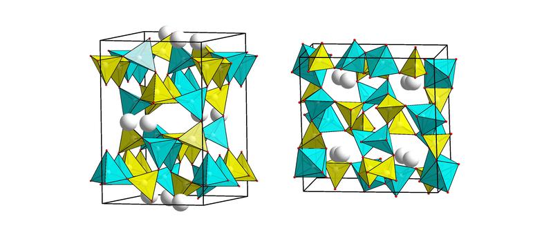 Die Kristallstruktur des Feldspats Anorthit bei Normalbedingungen (links) und die neu entdeckte Hochdruck-Variante (rechts). Während Silizium, Aluminium und Sauerstoff unter Normalbedingungen Tetraeder bilden, entstehen und Hochdruck weitere Polyeder.