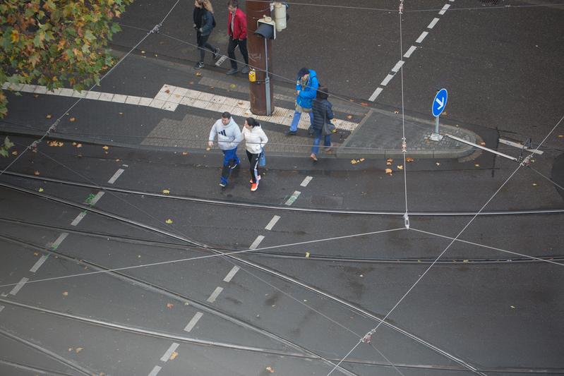 Die Reproduktionszahl R gibt an, wie viele Personen ein mit Corona Infizierter im Schnitt ansteckt. Forscher des KIT wollen die Zahl nun genauer schätzen.