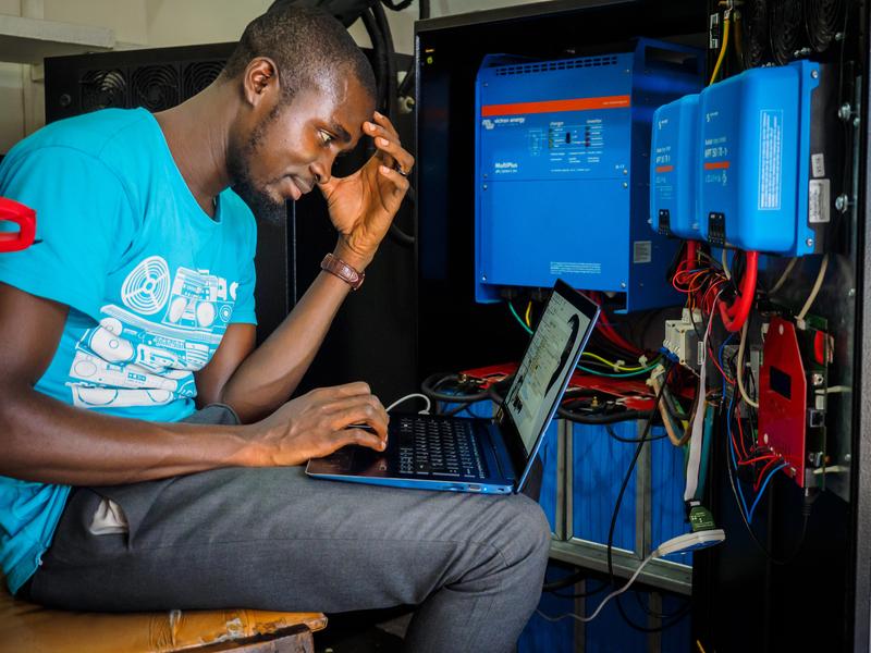 Ein neues Speicherkonzept aus Freiburg soll die ländliche Elektrifizierung durch Photovoltaik im globalen Süden verbessern. Foto: Balance of Storage Systems BOS AG