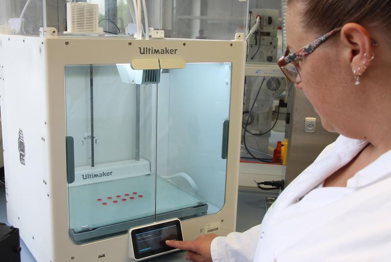 Die Wissenschaftliche Mitarbeiterin Mona Weber bei der Produktion von Nagelplatten mit dem 3D-Drucker 