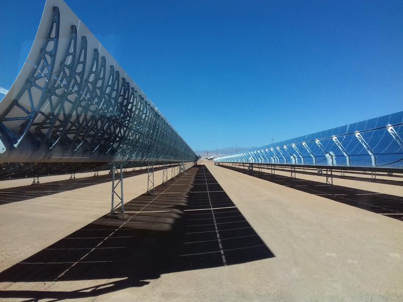 Ausschnitt des CST- Parabolrinnenkraftwerks bei Ouarzazate in Marokko.
