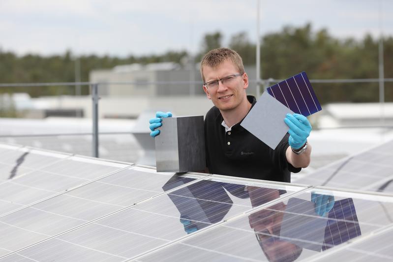 Herstellung von maßgeschneiderten Siliciumkristallen am Fraunhofer IISB für Degradationsuntersuchungen im Rahmen des ZORRO Vorhabens. Im Bild Dr. Matthias Trempa, ZORRO-Projektkoordinator und Projektleiter am Fraunhofer IISB.