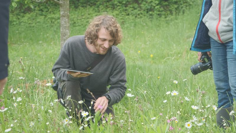 Student beim Kartieren des Solarfeldes in Bayern. 