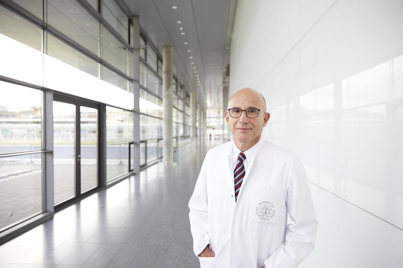 Prof. Hartmut Döhner ist Sprecher des nun verlängerten Leukämie-Sonderforschungsbereichs und Ärztlicher Direktor der Klinik für Innere Medizin III des Universitätsklinikums Ulm