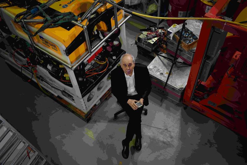 Der Meeresgeologe Prof. Dr. Gerhard Bohrmann, Fahrtleiter der POLARSTERN-Expedition PS 119, in der MARUM-Technikhalle vor dem Tauchroboter MARUM-SQUID.