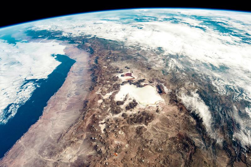 Die Anden vom Weltraum aus betrachtet. Die Höhe der Anden wird, wie die Höhe anderer Gebirge auf der Erde, durch tektonische Kräfte bestimmt .