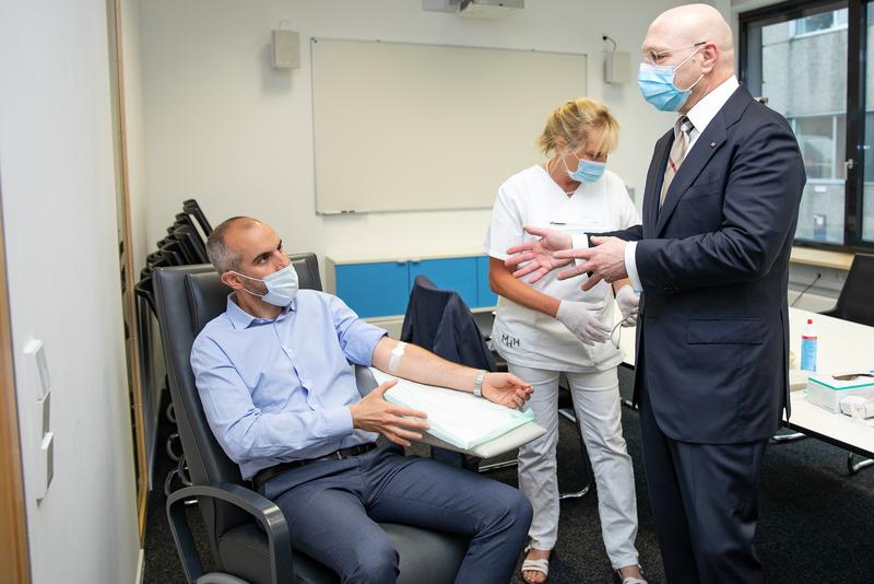 Oberbürgermeister Belit Onay gemeinsam mit Professor Dr. Rainer Blasczyk (rechts).