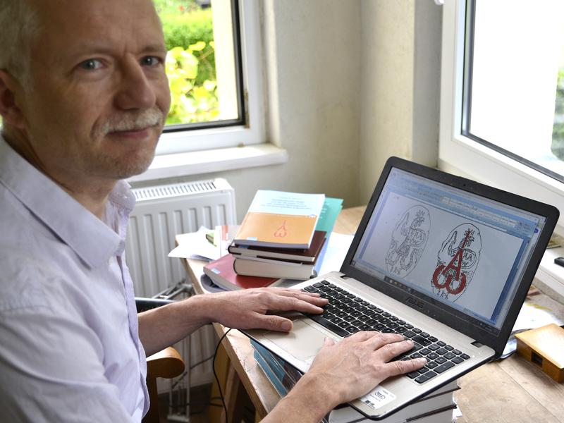 Der Ägyptologe Prof. Dr. Ludwig D. Morenz von der Universität Bonn mit der Abbildung einer Gemme auf dem Laptop. 