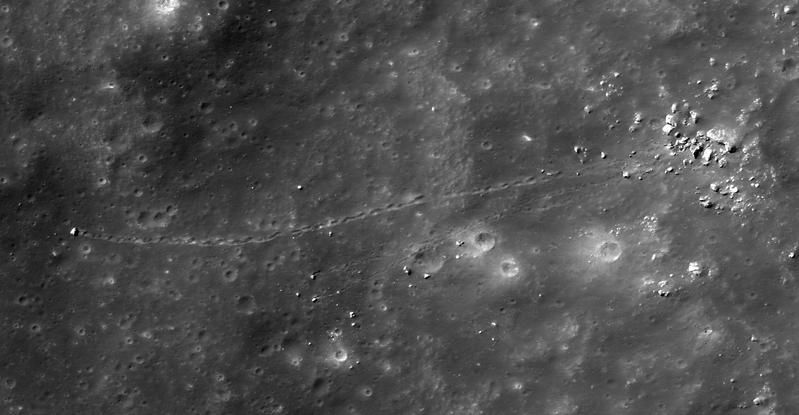 Beispiel eines etwa 13 Meter breiten, lunaren Felssturzes in Nicholson Krater, der sich von einem Felsvorsprung (rechts) gelöst hat, und fast einen Kilometer den Hang hinuntergerollt ist (links). 