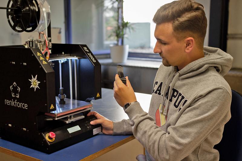 Maschinenbaustudent Fabian Fleischer begutachtet den Prototypen aus dem 3D-Drucker 