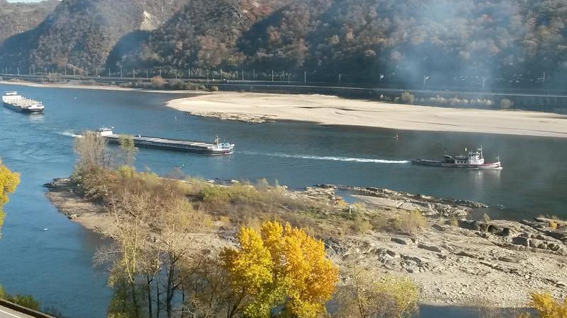 Schleppereinsatz bei Niedrigwasser in der Gebirgsstrecke bei Oberwesel („Jungferngrund“ / Strom-km 551) am 5.11.2015