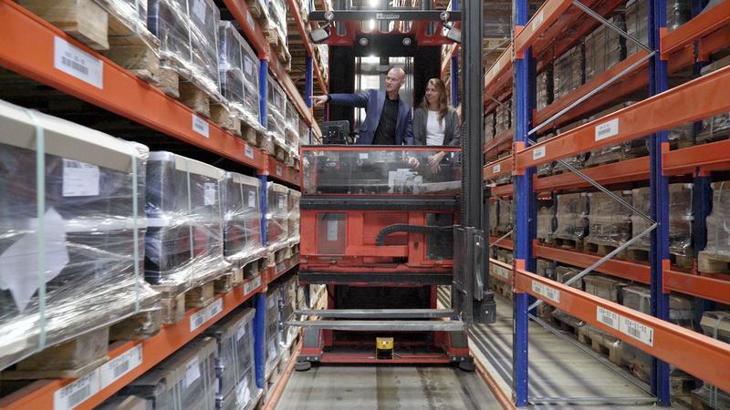 Wirtschaft trifft Wissenschaft: Maren Müller vom IPH hat im Forschungsprojekt eng mit Fachleuten aus der Praxis zusammengearbeitet – unter anderem mit Oliver Kilian, Logistikleiter bei der Georg Ebeling Spedition GmbH.