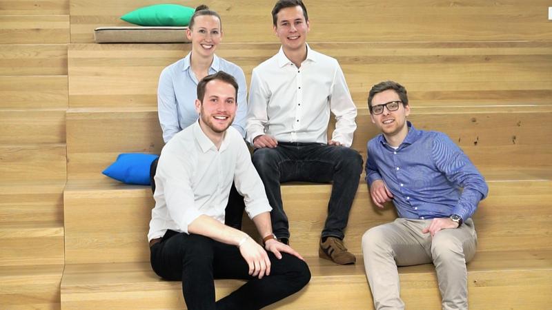 Das Team vom Startup Tricode hat die Blutspende revolutioniert: Jonas Reinhardt (vorne links) und Nikita Segal, dahinter Kathrin Boersch und Benno Lauther im Coworkingspace Fleet7 in Kiel.