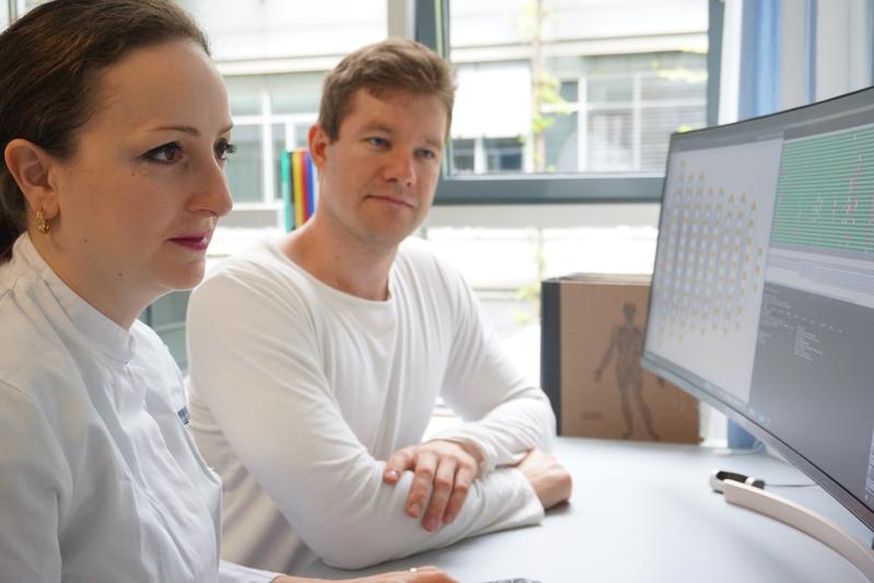 Medizinerin Elham Kayvanpour und KI-Forscher David Lehmann bei der Arbeit an der microRNA KI.