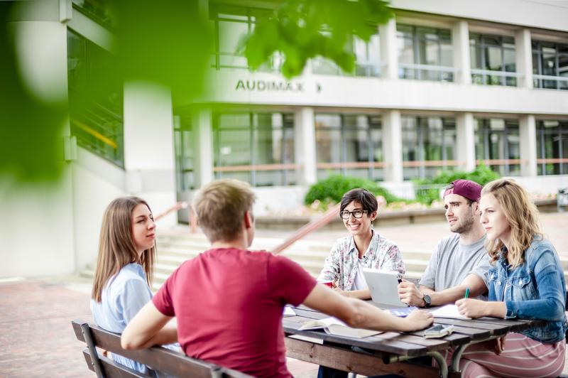 Studierende am Campus der Universität Hildesheim: Erziehung, Soziales, Psychologie, Sport | Lehramt | Kultur, Künste, Medien, Philosophie. | Sprachen, Übersetzen, Informationsmanagement | Informatik, Wirtschaft, Umwelt, MINT-Lehramt.