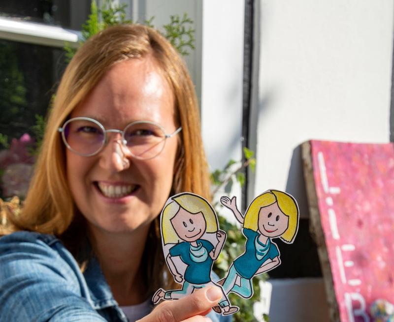 Silvia Gosewinkel, Logopädin und wissenschaftliche Mitarbeiterin der hsg Bochum, errang mit ihrem Video 'Lisa Logopädin' (Figuren im Bildvordergrund) den ersten Platz.