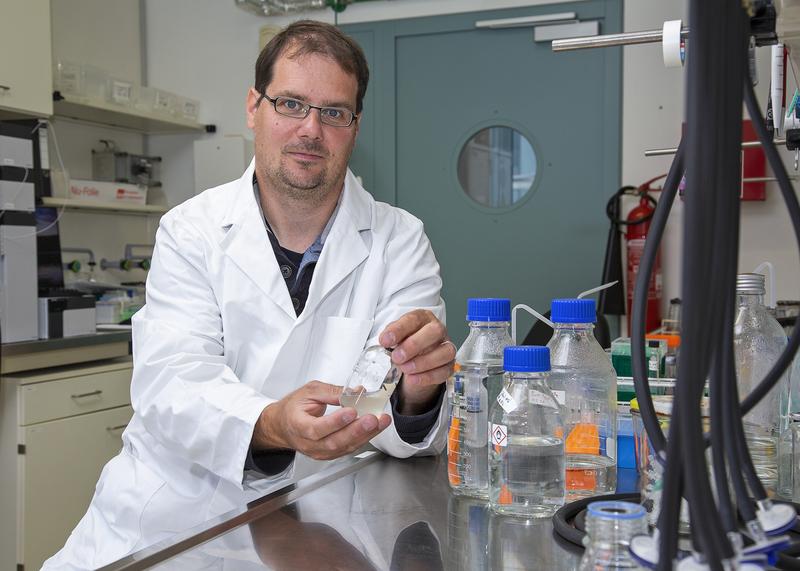 Junior-Professor Mirko Basen isoliert im Labor hitzeliebende Mikroorganismen. 