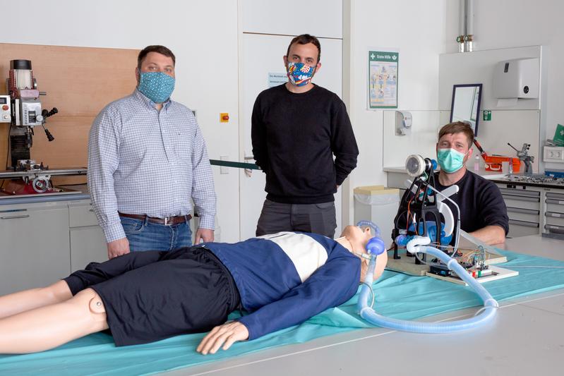 Dr. Hans-Martin Dörfler, Andreas Blum und Frank Schmidt (v. l.) haben zusammen mit 22 weiteren Ingenieuren der HTWK Leipzig ein Notfallbeatmungsgerät entwickelt. 