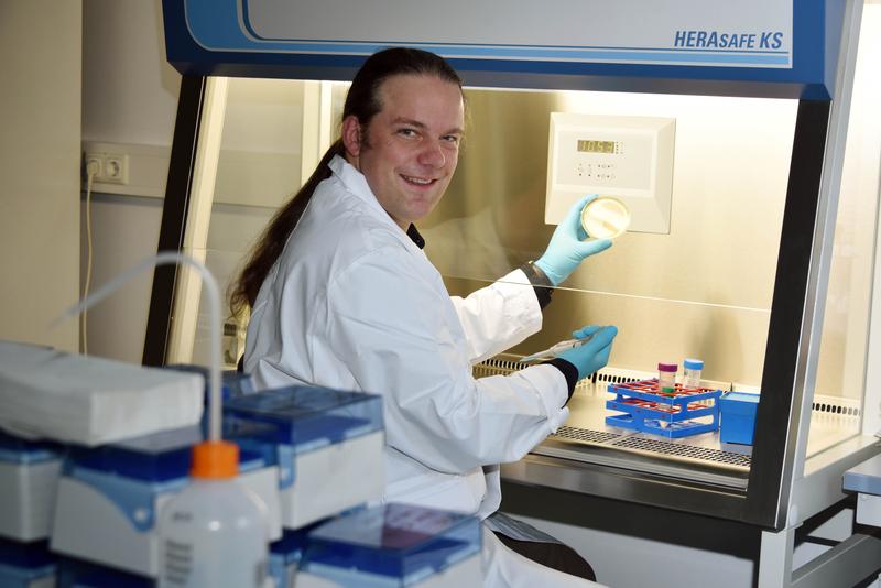 Microbiologist Prof. Christian Jogler investigates planctomycetes which live in water.