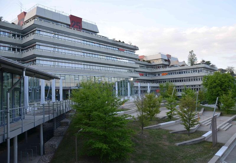 Südeingang der Universität Ulm: Ab Montag kehren Beschäftigte an ihre Arbeitsplätze zurück