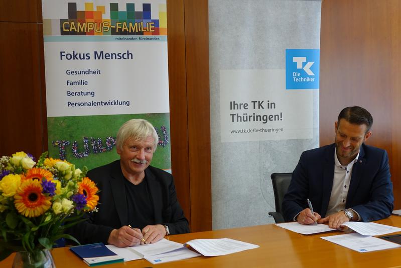 Prof. Peter Scharff, Rektor der TU Ilmenau (li) und Tobias Lamprecht, Leiter Kundenservice der TK in Erfurt, bei der Vertragsunterzeichnung.