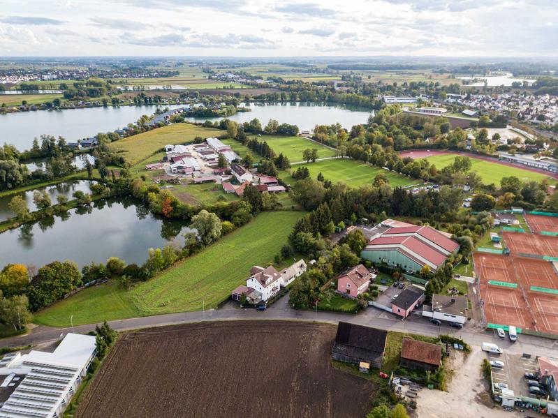 Im urbanen Land sind unterschiedliche Funktionen unmittelbar benachbart: Wohnen und Industrie, Landwirtschaft, Energieerzeugung und Naturräume. 