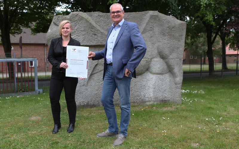 Monique Müller, Sachbearbeiterin für Personal und Organisation, präsentiert mit Dieter Wirges, dem Verwaltungsleiter des FBN, die druckfrische Urkunde.