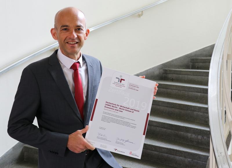 HWR Berlin erhält Auszeichnung zum audit amilienfreundliche hochschule. Präsident Prof. Dr. Andreas Zaby mit dem Zertifikat des Qualitätssiegels der berufundfamilie Service GmbH.
