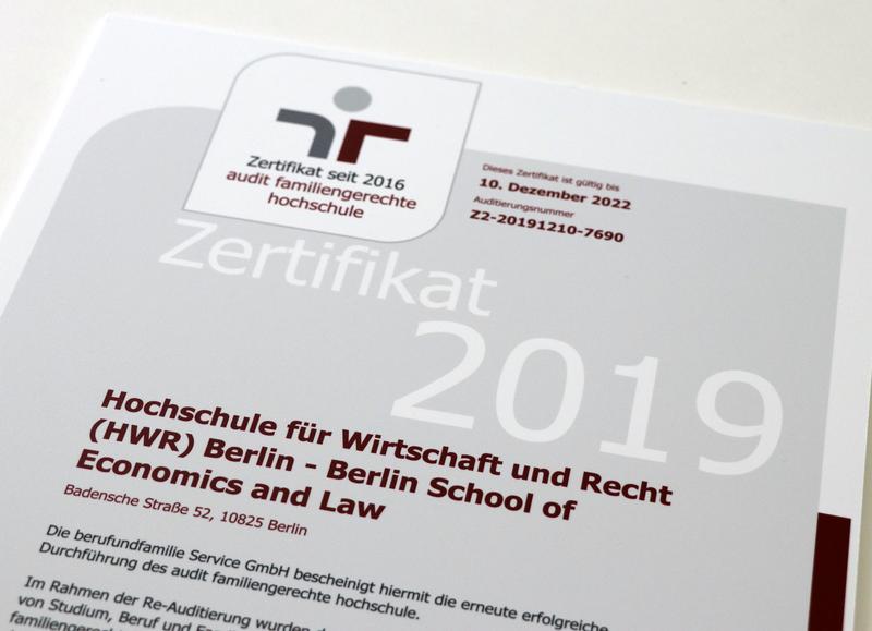 HWR Berlin darf für weitere drei Jahre Qualitätssiegel für Umsetzung familiengerechter Arbeits- und Studienbedingungen tragen.