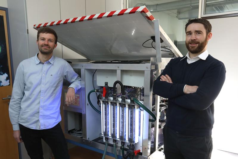 Die beiden Landauer Umweltwissenschaftler Dr. Frank Seitz (links) und Dr. Ricki Rosenfeldt mit dem Photokatalysator-Prototypen. 