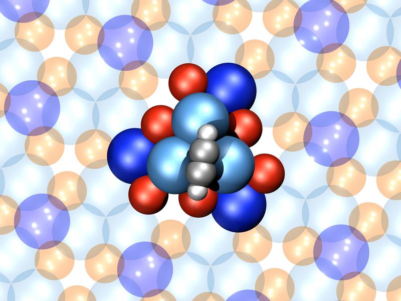 Ein Motor, der nur aus 16 Atomen besteht: Atomares Strukturmodel eine einzelnen 4-atomigen Acetylen-Rotors (grau-weisse Kugeln) auf der chiral (d.h. händischen) PdGa Oberfläche (blaue Kugel -> Palladium, rote Kugeln -> Gallium).