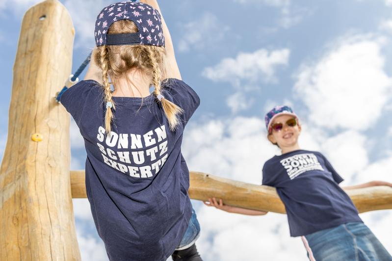 Ein neues bundesweites Sonnenschutzprojekt macht Grundschüler der ersten und zweiten Klassen zu Sonnenschutz-Experten.