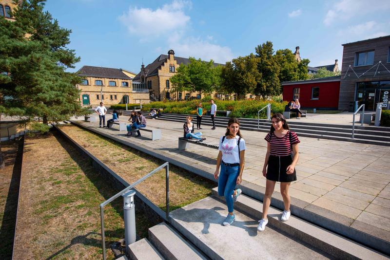 Unter den 25 besten Hochschulen weltweit: Das internationale Hochschul-Ranking U-Multirank lobt die Praxisnähe in den BWL- und VWL-Studiengängen am Caprivi-Campus. Außerdem gibt es Bestnoten für die internationale Ausrichtung des Studiums.