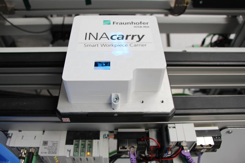 Vereint auf einer Fläche etwa eines Tablets moderne Sensorik: das dezentrale Produk-tionsdatenerfassungssystem INAcarry von Fraunhofer Lemgo.