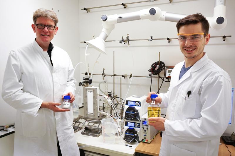 Mithilfe eines Wasser-Elektrolyseurs ist es Wissenschaftlern der Aachener Verfahrenstechnik (AVT) gelungen, Itaconsäure (weißes Pulver) aus Fermentationslösung (gelbe Flüssigkeit) elektrochemisch aufzureinigen.