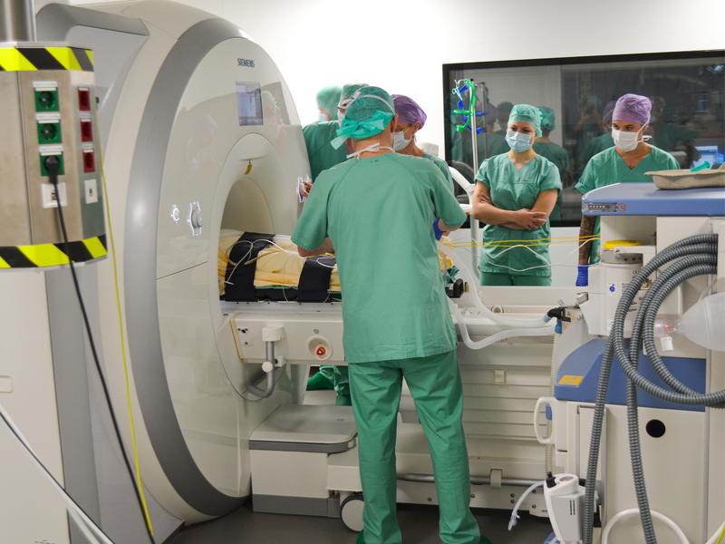 Im intraoperativen MRT überprüft das Team aus Medizinern des Uniklinikums Dresden den Erfolg der Lebertumor-OP. 